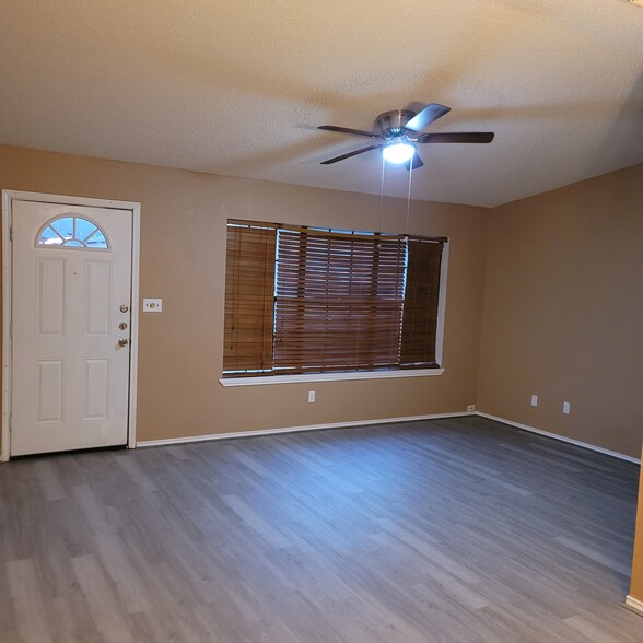 Living Room - 2635 Hunters Crossing St