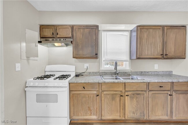 Building Photo - 2016 N Green Rd