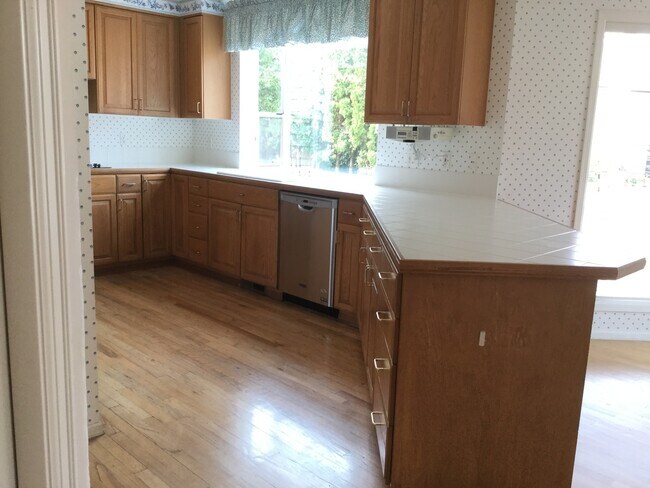 Building Photo - RARE OPPORTUNITY - 4 beds and 2.5 bath in ...