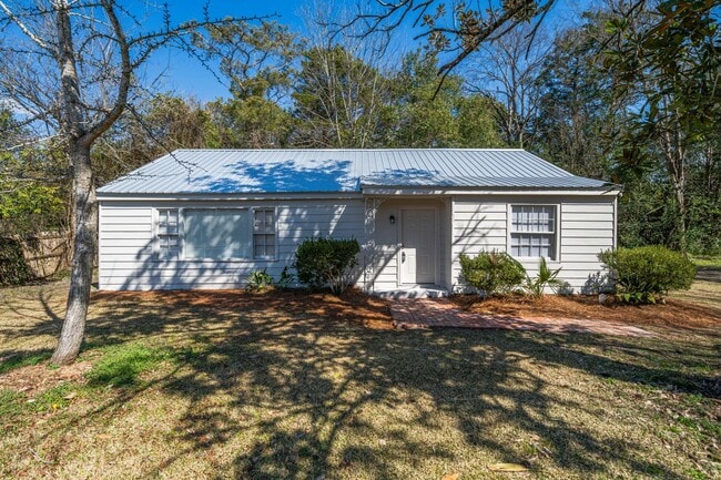 Building Photo - Spacious 3BR/2BA – 1,480 Sq Ft of Comforta...