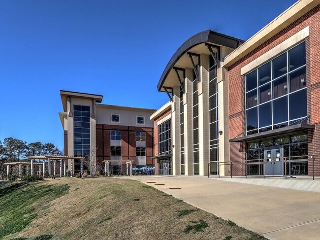 Building Photo - 4512 Woodlawn Lake Dr