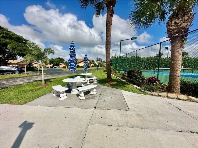 Building Photo - 6300 Royal Woods Dr