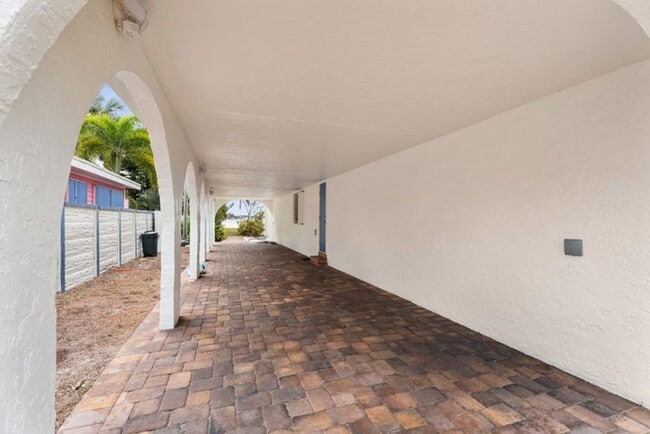 Building Photo - 114 S Lake Dr