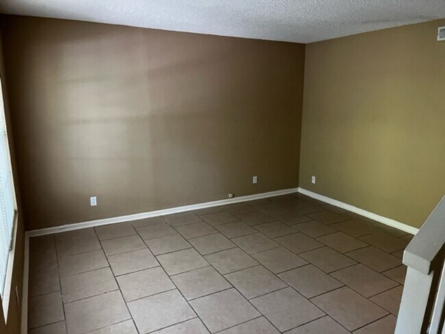 Building Photo - 2BD/1.5B Apartment in Adel