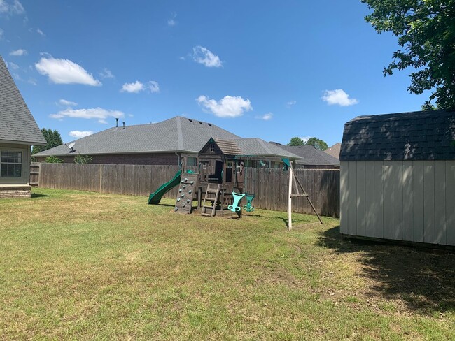 Building Photo - Spacious 4-bedroom home offers an easy com...