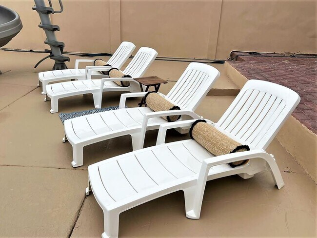 Building Photo - 602 N Shore Dr E