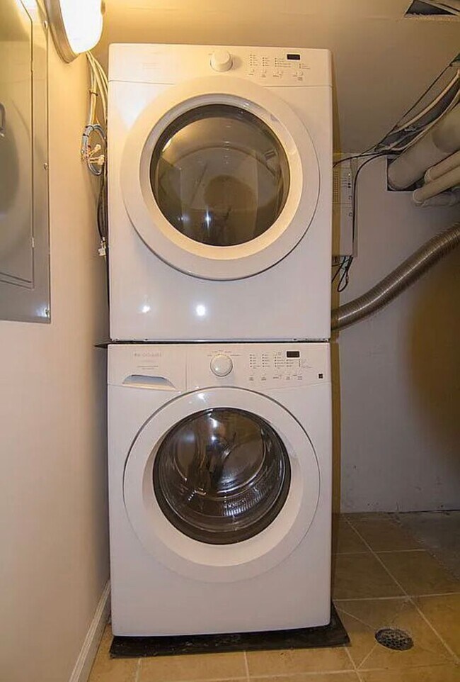 Building Photo - 45 Sterling St