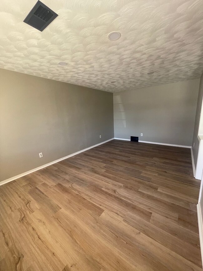 Building Photo - Gorgeous! Completely Remodeled 3/2/2 in Ba...