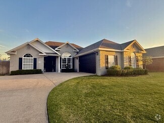 Building Photo - Available Mid-June! Stunning Home Near Col...