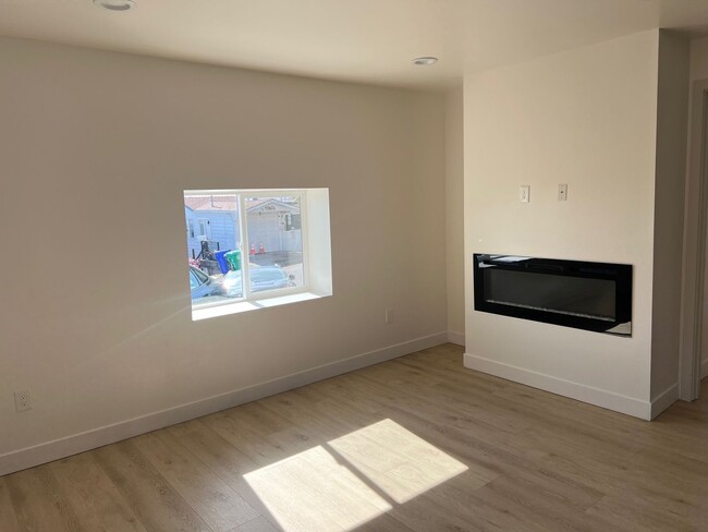 Building Photo - Three Bedroom One Bathroom