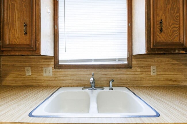 Building Photo - 2 Bedroom Duplex- 1/2 OFF 1ST FULL MONTHS ...