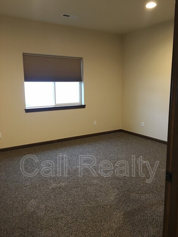 Building Photo - 4416 E Fairview Ave