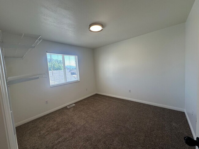 Building Photo - Freshly Painted, New Carpet Throughout - Home For Rent In Springville!!!