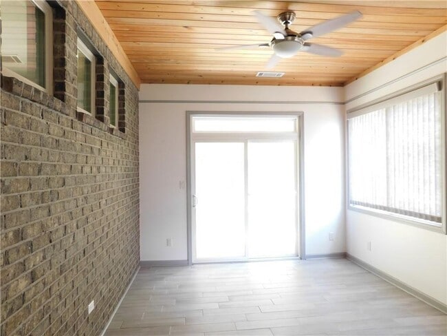 Building Photo - 330 La Perla Dr