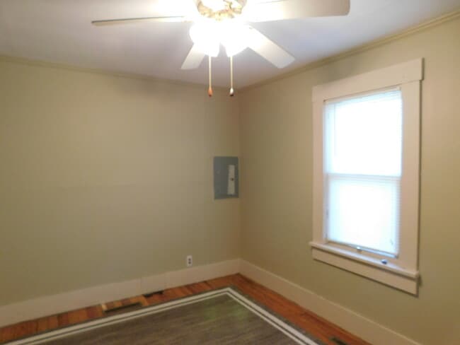 Building Photo - Affordable 3 bedroom/1 bath in El Dorado!
