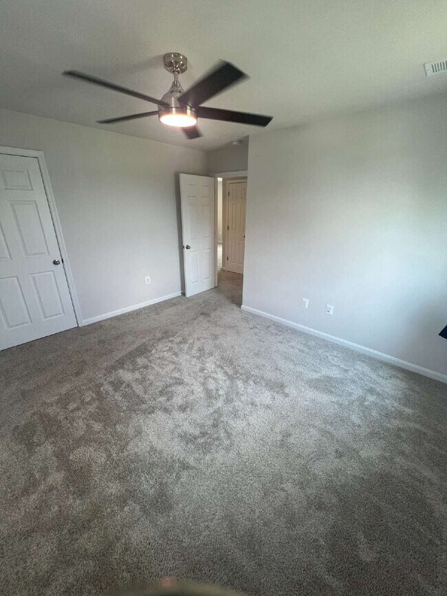 Building Photo - Spacious 3-Bedroom Rental in Sought-After ...