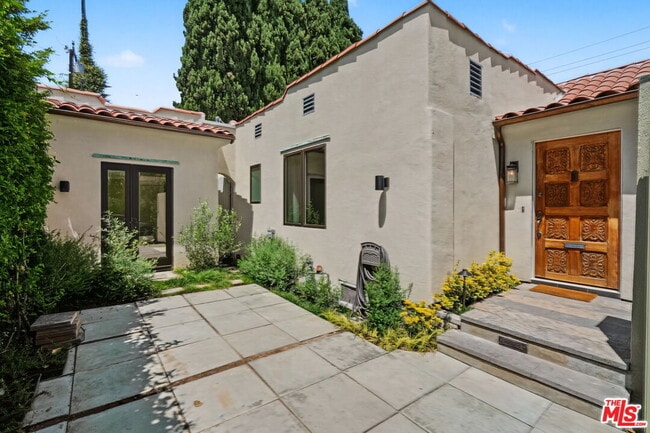 Building Photo - 9001 Rosewood Ave