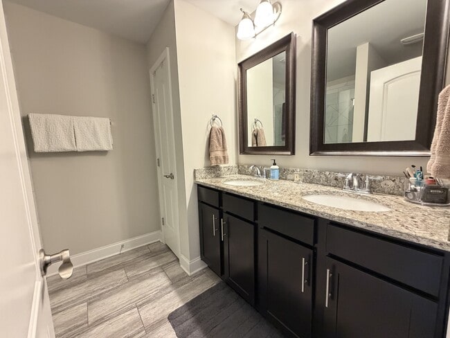 Building Photo - 1630 Shadow Green Dr