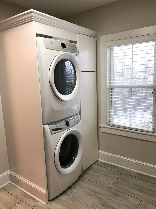 Building Photo - 143 Eastern Drive