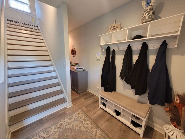 Building Photo - Beautiful & Spacious 4 bedroom, 2.5 bath h...
