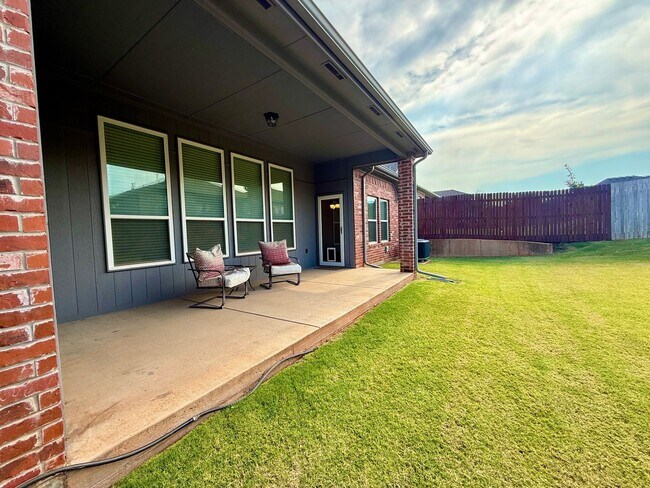 Building Photo - 706 Sedona Dr