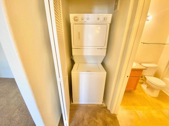 Building Photo - GORGEOUS 2 BEDROOM 2 BATH UPSTAIRS UNIT.