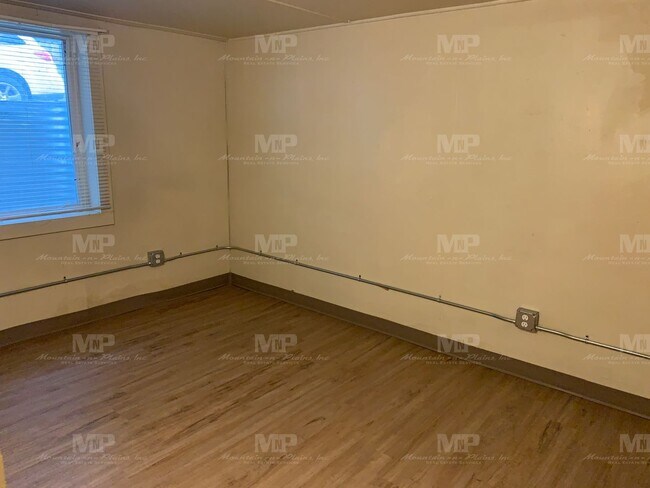 Building Photo - 622 1/2 S Loomis Ave