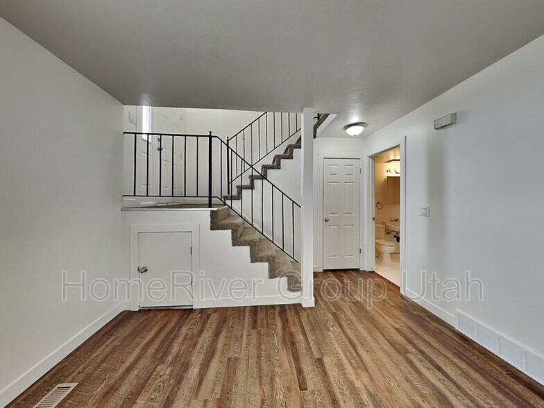 Primary Photo - 176 W Foxbridge Dr