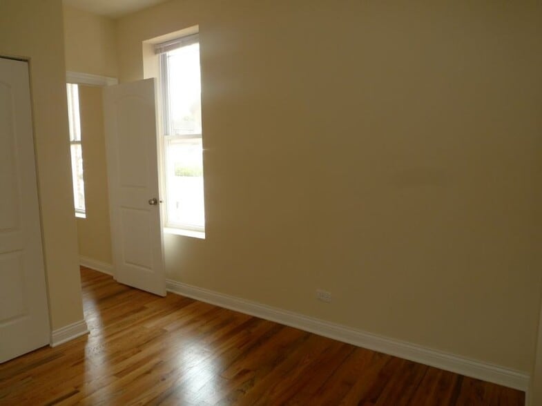 Building Photo - 1538 W North Ave