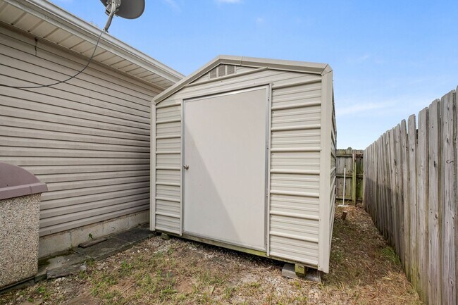 Building Photo - Great 3 Beds + 2 Baths Home with Solar Panels! Large Covered Patio!