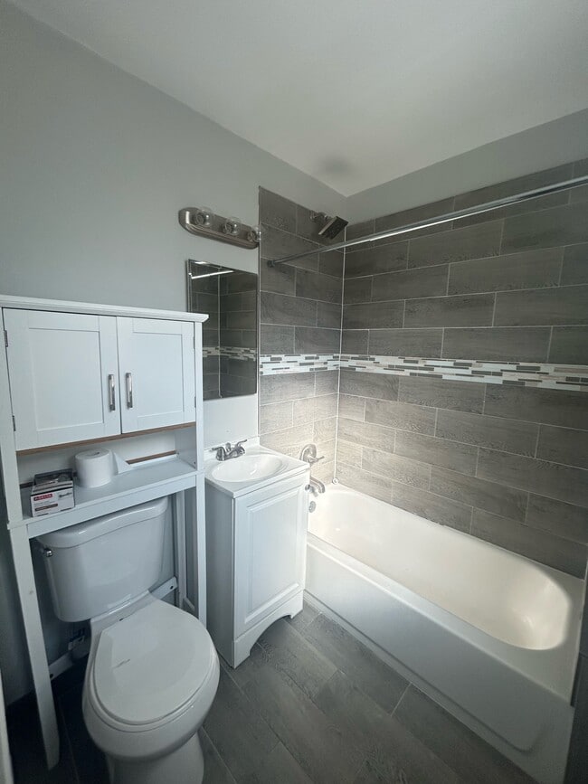 Building Photo - 8825 S Kenwood Ave