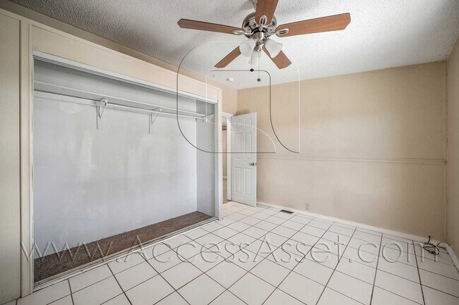 Building Photo - Charming 4 Bed/2.5 Bath Home With Spacious Backyard And Gated Entrance!