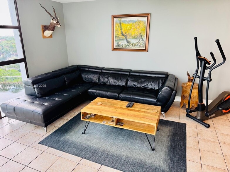 Building Photo - 3701 N Country Club Dr