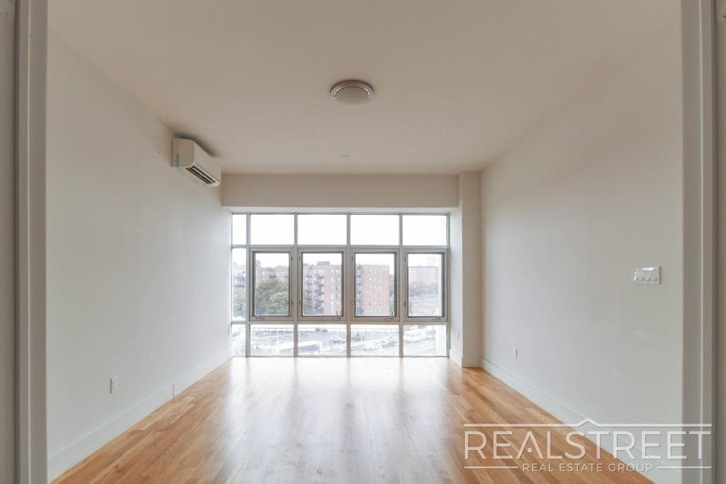 Building Photo - LUXURY LOFT in Queens!