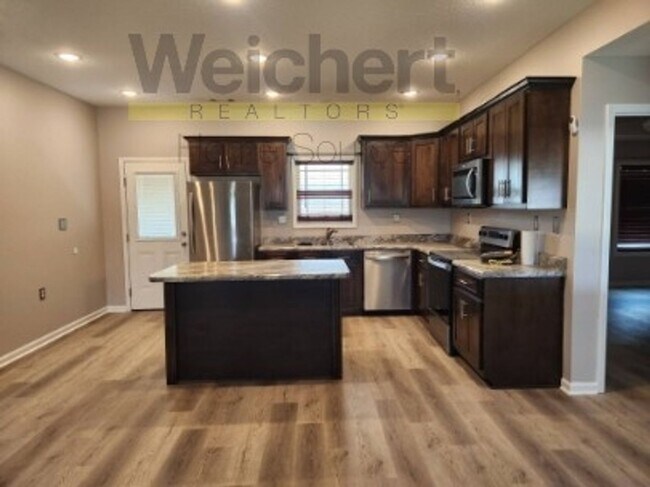 Building Photo - Spacious 4 Bed / 2 Bath Home