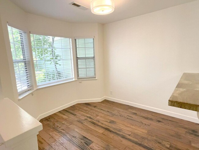 Building Photo - Wonderful Townhome In Walnut Creek Near He...