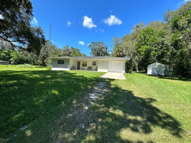 Building Photo - Adorable 2/1/1 nestled on an acre