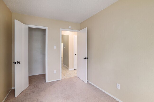 Building Photo - Freshly Renovated! Great Location! Such a sweet home