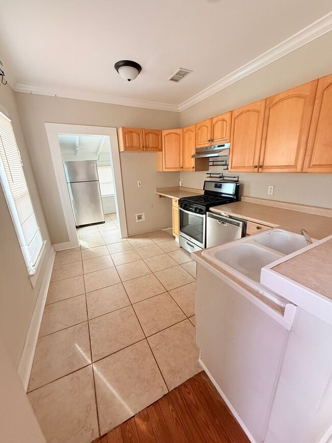 Building Photo - 323 W 6th Ave