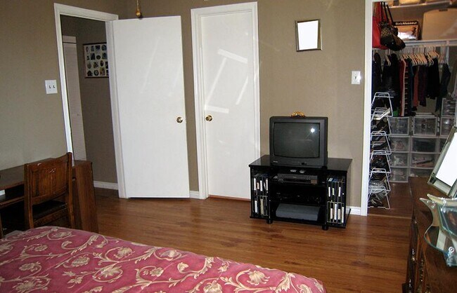 Building Photo - 2406 High Hollow Dr