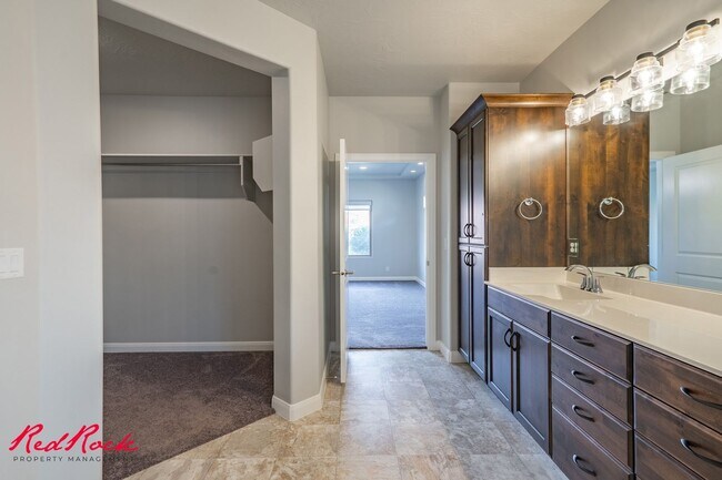 Building Photo - Stunning 4 Bedroom Home with Gorgeous Back...