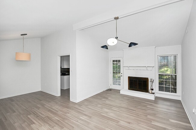 Building Photo - Exquisite South Charlotte Ranch, Move-In R...
