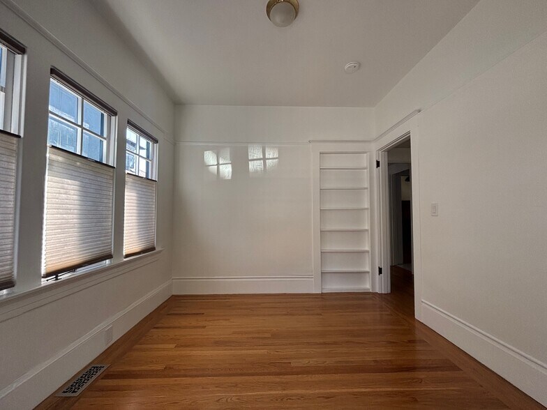 Back Bedroom - 28 Croxton Ave