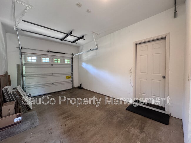 Building Photo - 948 SE Elina Ave