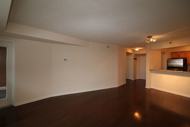 Building Photo - Spacious 2BD/1BA Condo with Glorious Views!