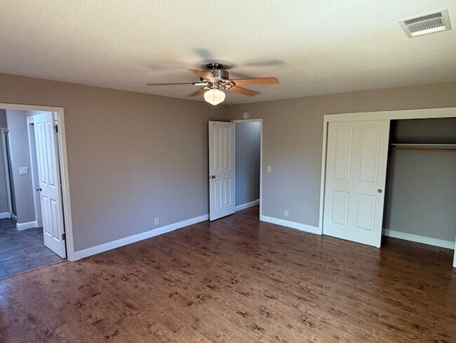Building Photo - Massive 4-Bedroom home in Quiet Green Vall...