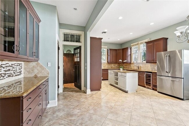 Building Photo - 30 Fontainebleau Dr