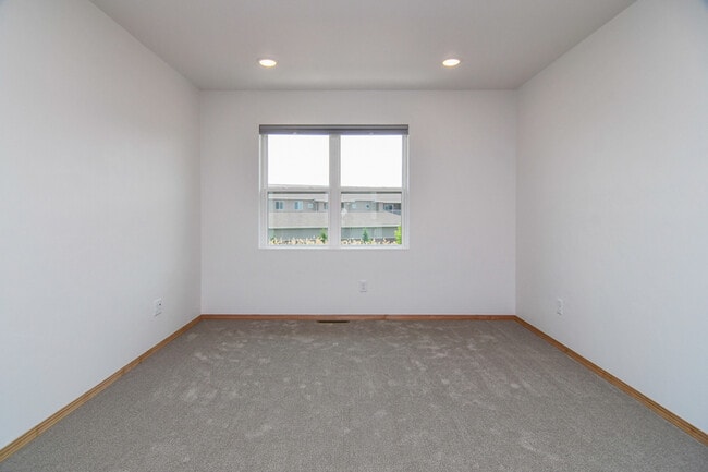 Building Photo - 2220 Blue Stem Ln