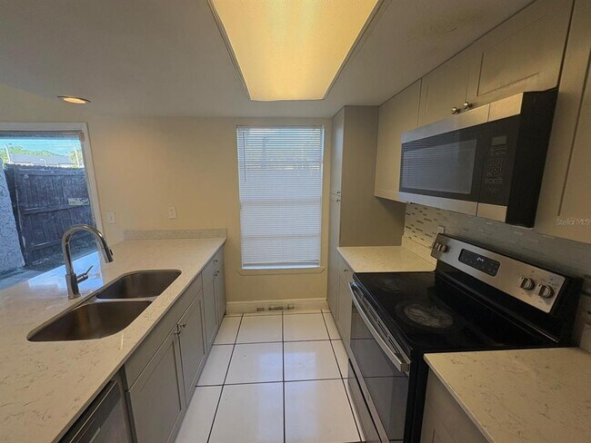 Building Photo - 4033 Henley Rd