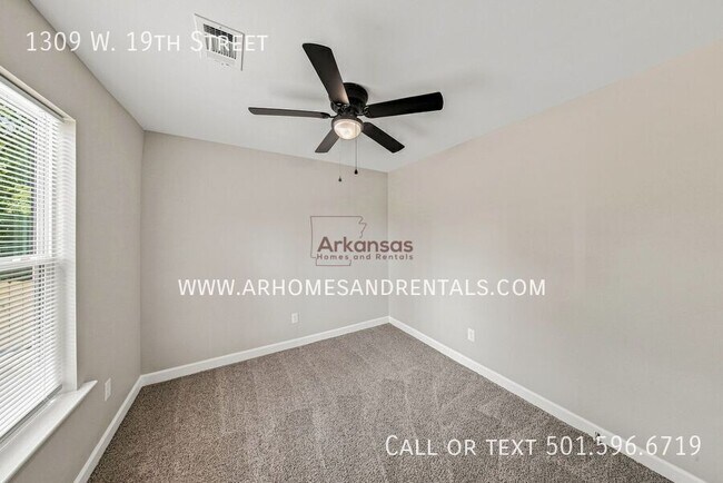 Building Photo - 1309 W 19th St